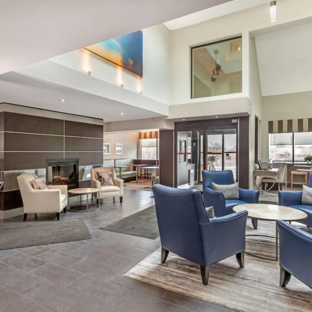 Quality Hotel Inn & Suites Burlington Lobby Photo 2